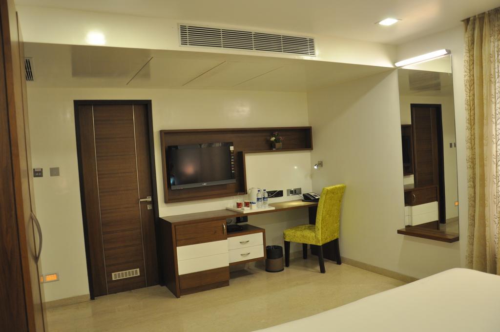 La Woods Hotel Chennai Zewnętrze zdjęcie
